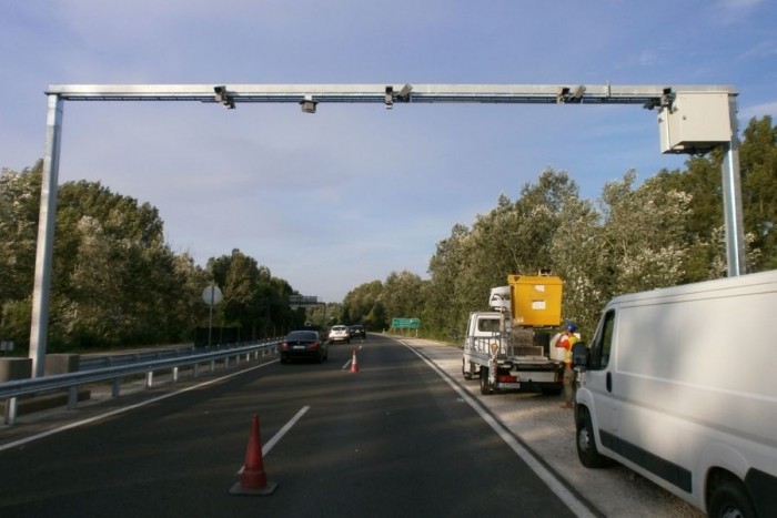 Vajon készül valamire a rendőrség a gyorshajtásokkal kapcsolatban? 14 A KKEP, azaz a Komplex Közlekedési Ellenőrző Pont. A sávonként elhelyezett kamerapárok képét a jobb oldali dobozban lévő egység dolgozza fel és továbbítja, a záróvonal-átlépést, tilos kanyarodást is figyeli a rendszer