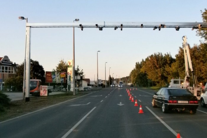 Vajon készül valamire a rendőrség a gyorshajtásokkal kapcsolatban? 15 A KKEP, azaz a Komplex Közlekedési Ellenőrző Pont. A gyártó egyelőre titoktartásra hivatkozva nem volt hajlandó elárulni, hány méterről fogja be a gyorshajtókat a rendszer