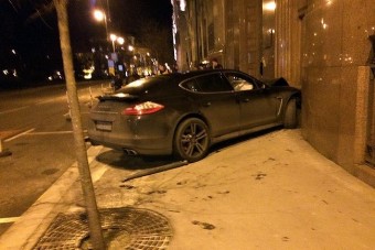 A Belügyminisztériumba csapódott egy Porsche