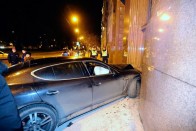 A Belügyminisztériumba csapódott egy Porsche 8