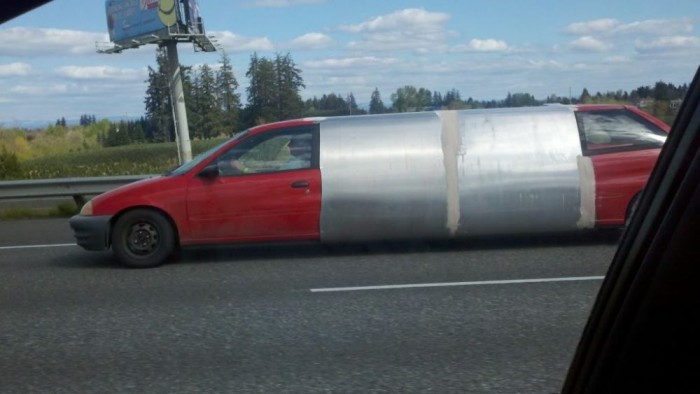 Ami egy Geo Metro közepébe hegesztett lemez mögött történik az egy Geo Metro közepébe hegesztett lemez mögött marad. 