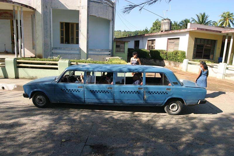 Ez nem egy elrontott panorámakép, ez a Lada létezik. Kubában népszerű megoldás a taxisoknál, sok lepukkant Zsiguliból gyártanak egy jó hosszút.