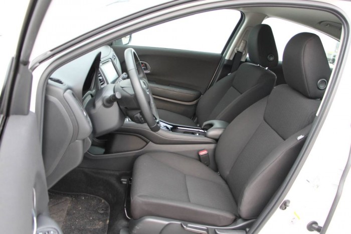 Kényelmesek az ülések, kellően hosszú az ülőlap, és az oldaltartás is rendben van. 