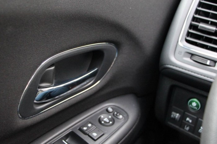 Kellemes kárpit, leheletnyi krómdísz az ajtón, az anyagminőség rendben.