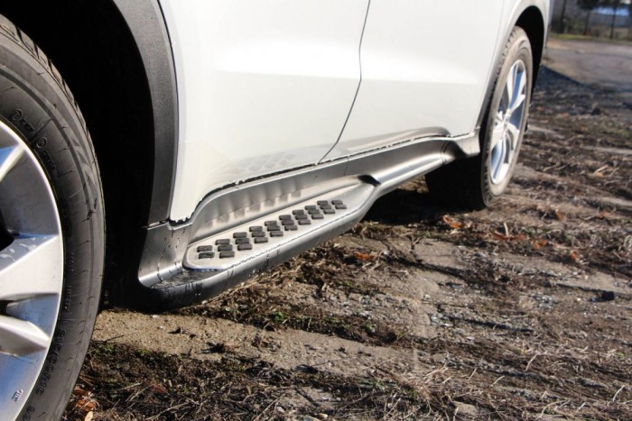 Az egyik érdekes extra, a szélesített küszöb fellépővel. A nehezen mozgó utasok értékelhetik ezt a gesztust. 