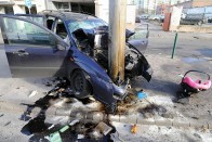 Villanyoszlopra csavarodott egy autó Budapesten 2