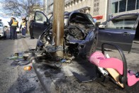 Villanyoszlopra csavarodott egy autó Budapesten 8