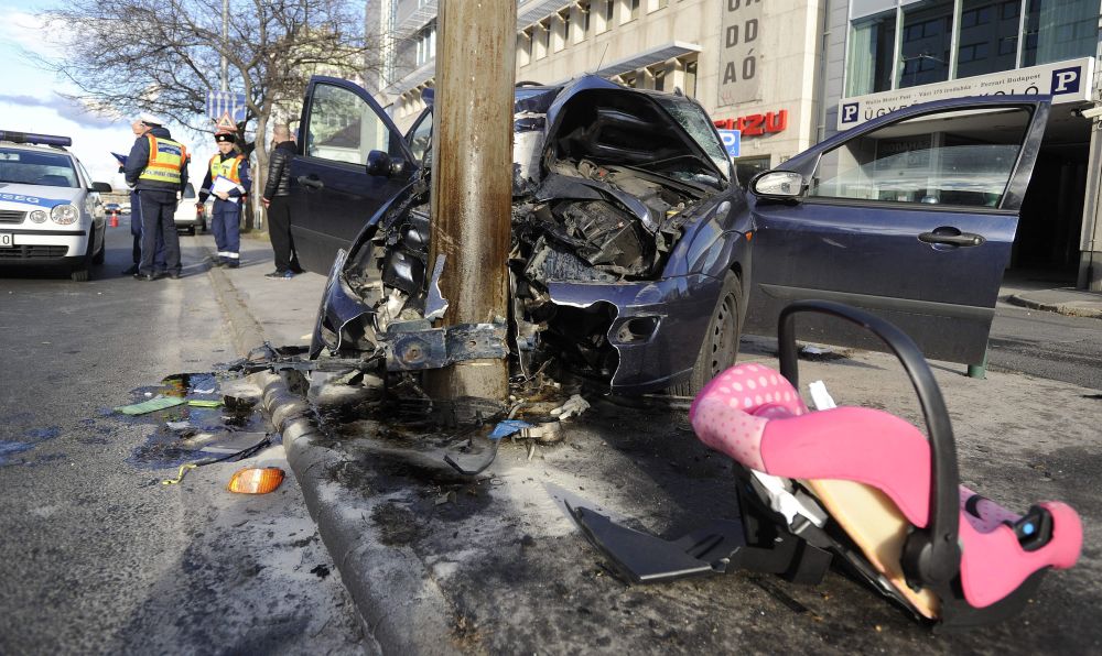 Villanyoszlopra csavarodott egy autó Budapesten 4