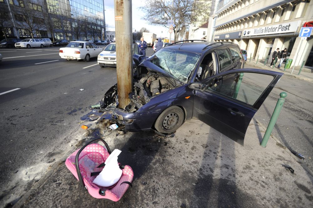 Villanyoszlopra csavarodott egy autó Budapesten 5