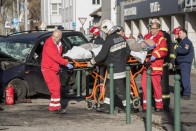 Villanyoszlopra csavarodott egy autó Budapesten 10