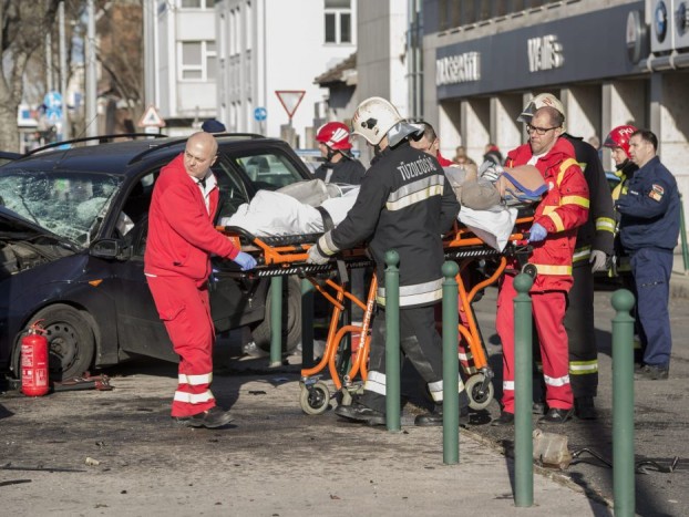 Villanyoszlopra csavarodott egy autó Budapesten 7