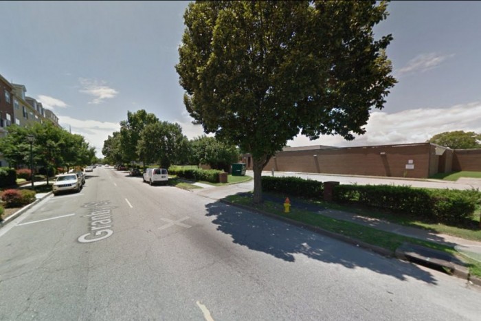 Elvitték a suliba áldozatuk fiát a tolvajok 3 | Vezess Merész bűnözők: az iskola lakóházak mellett fekszik, mégis elvitték oda a srácot.