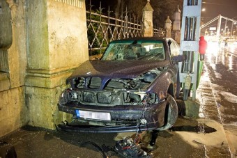 Durván elszállt egy BMW a budai rakparton - fotók