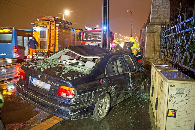 Durván elszállt egy BMW a budai rakparton – fotók 4