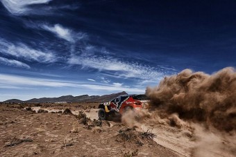 Sainz elszállt, Peterhansel állt az élre a Dakaron