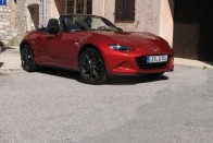 MAZDA MX-5 Egy nyitott Roadster karosszériával nehéz a teljes biztonság szavatolása, nincs is példa ötcsillagos eredményre. A Mazda MX-5 úgy lett a legjobb nyitott sportautó, hogy csak négy csillagot ért el, ezzel megelőzve az Audi TT típust. 

Igaz ezt főleg a biztonsági berendezések hiányának, és a gyenge gyermekbiztonságnak köszönheti, előbbi 64 utóbbi 68 százalékos.