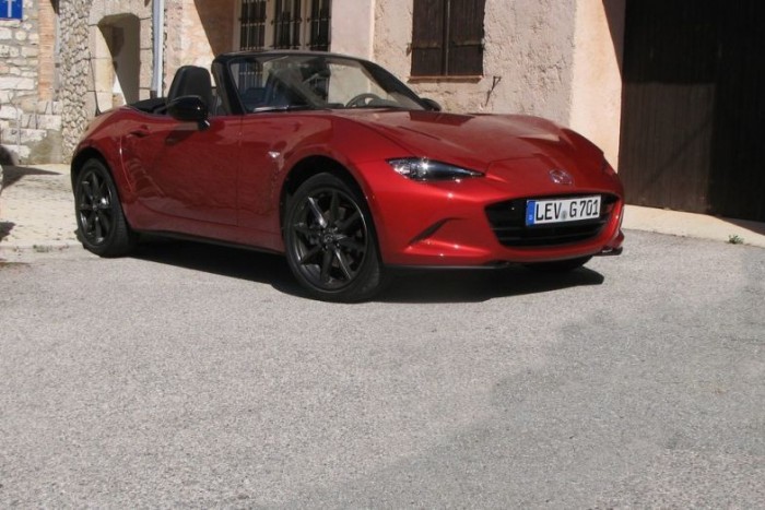 Top 10: A legbiztonságosabb autók 2015-ben 2 MAZDA MX-5 Egy nyitott Roadster karosszériával nehéz a teljes biztonság szavatolása, nincs is példa ötcsillagos eredményre. A Mazda MX-5 úgy lett a legjobb nyitott sportautó, hogy csak négy csillagot ért el, ezzel megelőzve az Audi TT típust.
Igaz ezt főleg a biztonsági berendezések hiányának, és a gyenge gyermekbiztonságnak köszönheti, előbbi 64 utóbbi 68 százalékos.
