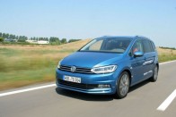 Volkswagen Touran - A kompakt családi egyterűek között a német gyártó érdemelte ki az első helyet. 5 illetve 7 üléses változatban is teljesítette a tesztet, a gyermek-utasvédelem fontos területén is kiválóan teljesített, hála a konszern minden modellbe továbbvándorló már bizonyított csomagjának. 

Felnőtt utasvédelem 88% Gyerekbiztonság 89 % Gyalogosvédelem 71% Biztonsági rendszerek 76%