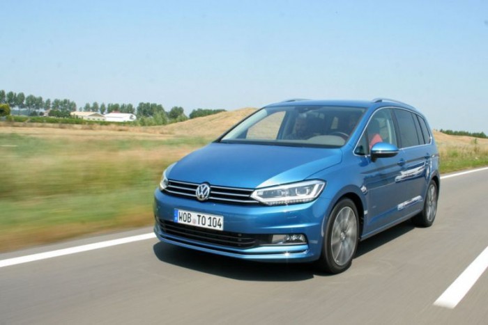 Top 10: A legbiztonságosabb autók 2015-ben 5 Volkswagen Touran - A kompakt családi egyterűek között a német gyártó érdemelte ki az első helyet. 5 illetve 7 üléses változatban is teljesítette a tesztet, a gyermek-utasvédelem fontos területén is kiválóan teljesített, hála a konszern minden modellbe továbbvándorló már bizonyított csomagjának.
Felnőtt utasvédelem 88% Gyerekbiztonság 89 % Gyalogosvédelem 71% Biztonsági rendszerek 76%