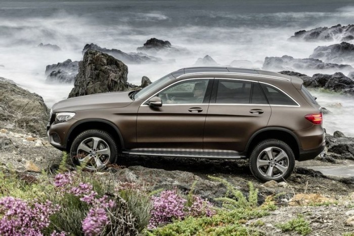 Top 10: A legbiztonságosabb autók 2015-ben 10 MERCEDES GLC - A kisméretű SUV kategóriában a Mercedes GLC törte magát az első helyre, masszívan felülmúlta az előd teljesítményét, a felnőtt utasvédelem 95, a gyermekbiztonság 89, a biztonsági berendezések 71 százalékos értéket értek el.
Felnőtt utasvédelem 95% Gyerekbiztonság 89 % Gyalogosvédelem 91% Biztonsági rendszerek 71%