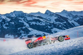 Videón Verstappen hóláncos F1-es csapatása