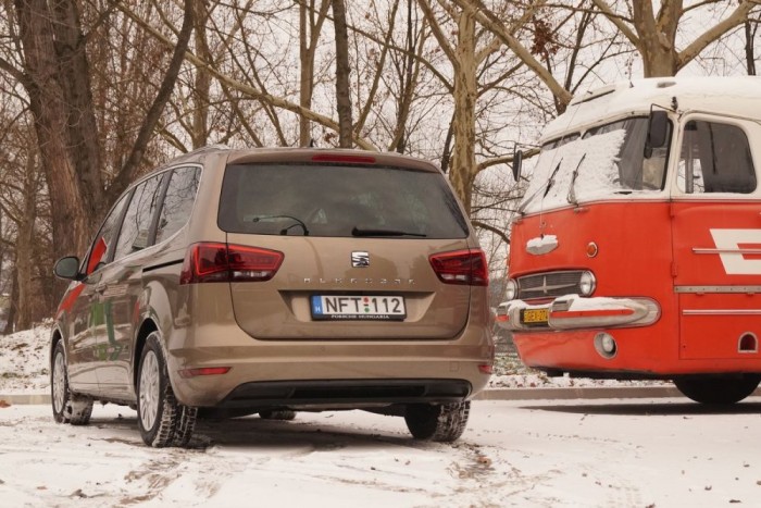 Teszt: Seat Alhambra 2.0TDI DSG – 2016 8 Kellemes a szemnek minden porcikája, de nincs rajta egyetlen részlet sem, ami megragadná a tekintetet