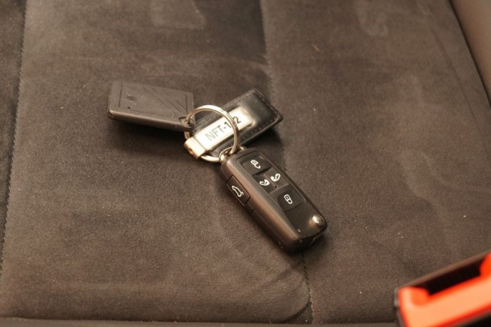 A kulcsról nyitható és zárható távirányítással a két tolóajtó és a csomagtérajtó is