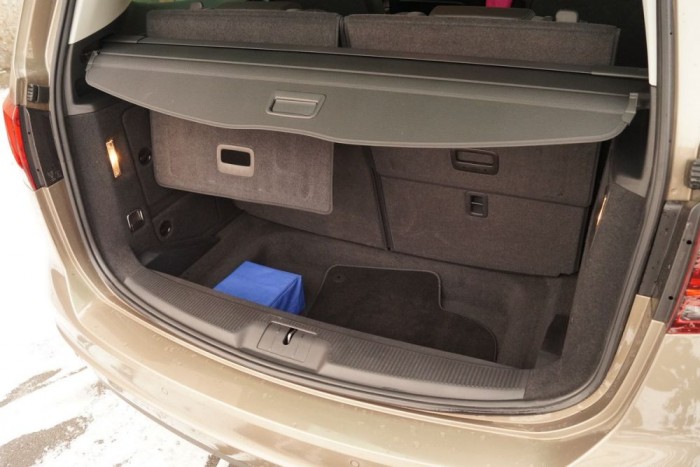 A kalaptartó roló áthelyezhető hátra hétüléses üzemmódban