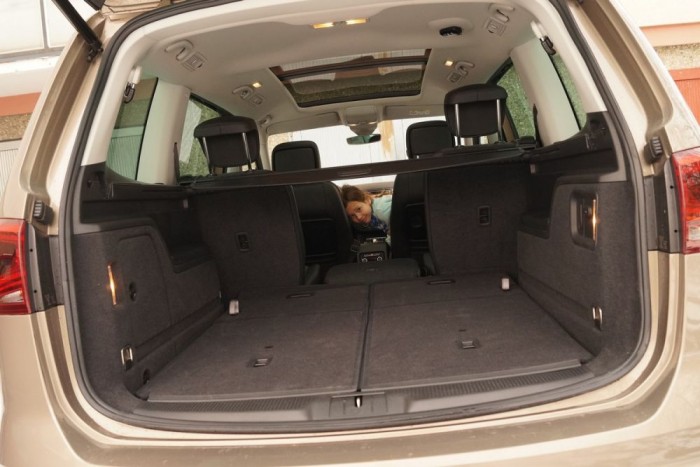 Teszt: Seat Alhambra 2.0TDI DSG – 2016 6 Irdatlan tágas az autó, még hét személy mögött is marad 300 liter raktér, teherautóként 2,3 köbméteres furgon lesz belőle