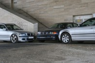 Káprázatos sokféleségben készültek az E46-os 3-as BMW-k. Alig van belőlük két egyforma. Balról a 325i Touring, középen a 150 lóerős, kétezres 320i, jobb szélen a 2,2 literes, 170 lóerős 320i a modellfrissítés utánról