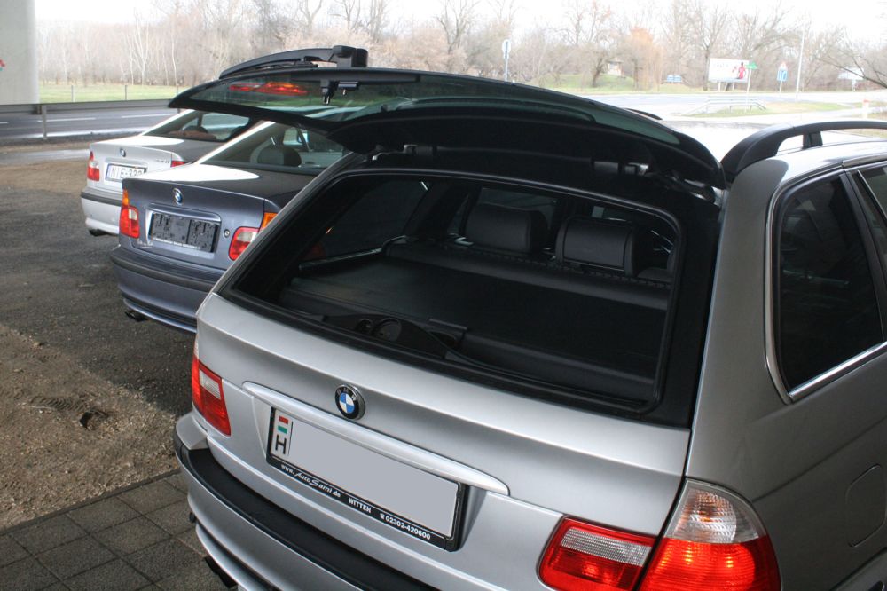 Remek megoldás a kombi BMW-k külön nyitható hátsó szélvédője. Nagyon könnyen jár az üveg és akkor is nyitható, ha a falhoz közel állunk