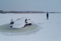 A terepjárós azt hitte, elbírja a jég, tévedett 10