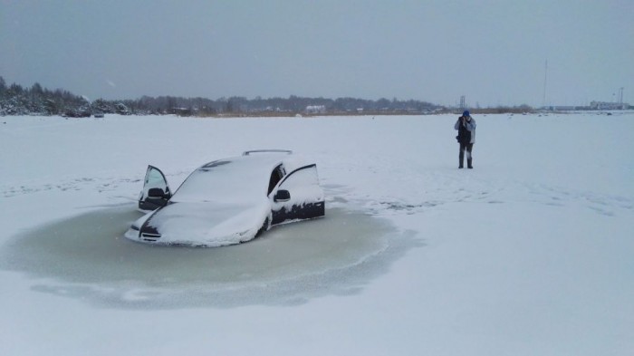 A terepjárós azt hitte, elbírja a jég, tévedett 9