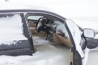 A terepjárós azt hitte, elbírja a jég, tévedett