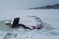 A terepjárós azt hitte, elbírja a jég, tévedett 13