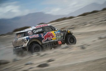 Al-Attijah szakaszt nyert, Loeb újra elöl a Dakaron