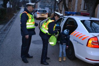 A kis Zalánt rendőrautóval vitték az oviba