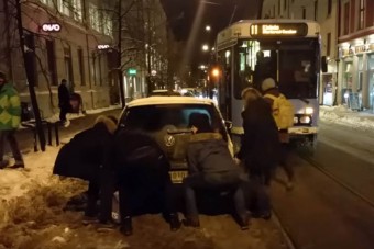 A villamos utasai takarították el a rosszul parkoló autóst