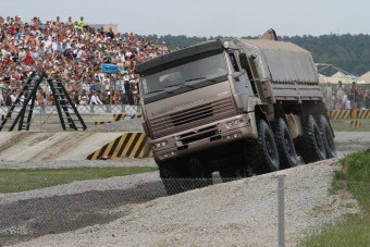Nem egyszerű felszállni erre a Kamazra