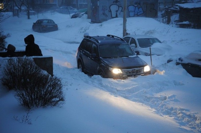 16 kép a városról, ahol hegyekben áll a hó 7