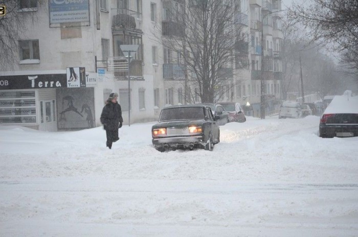 16 kép a városról, ahol hegyekben áll a hó 8
