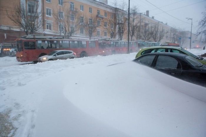 16 kép a városról, ahol hegyekben áll a hó 13