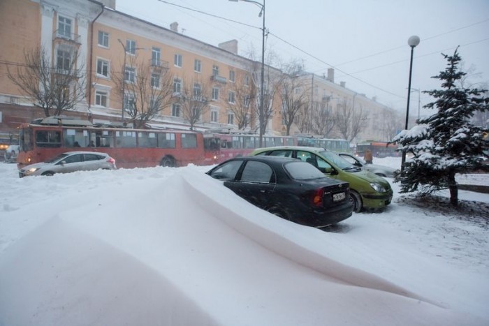 16 kép a városról, ahol hegyekben áll a hó 14