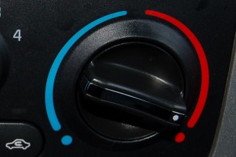 Megfőzte unokáját a kocsiban a nagyi