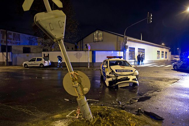 Fotókon a Pesten ripityára tört rendőrautó 5