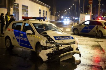 Fotókon a Pesten ripityára tört rendőrautó