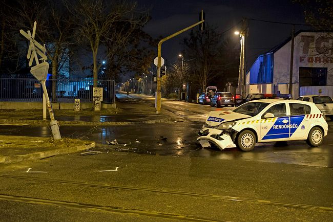 Fotókon a Pesten ripityára tört rendőrautó 7