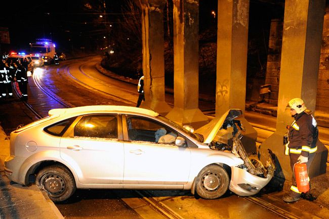 Oszlopnak csapódott egy autó Budapesten – fotók 4