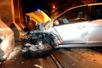 Oszlopnak csapódott egy autó Budapesten - fotók