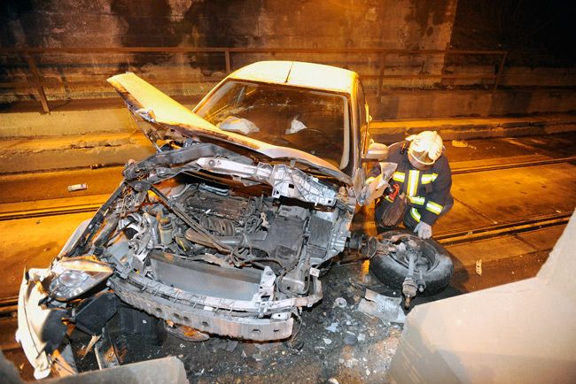 Oszlopnak csapódott egy autó Budapesten – fotók 5